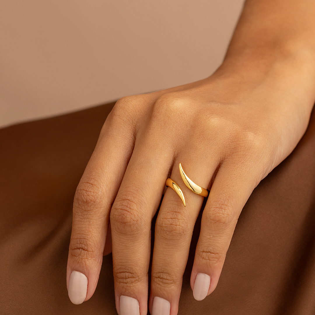 Adjustable organic ring with a delicate shape for everyday wear
