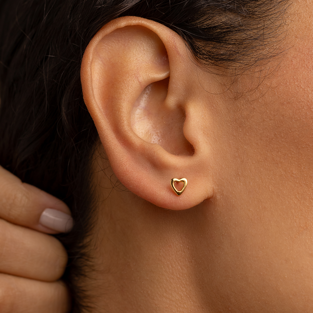 Minimalist Hollow Heart Stud Earrings – 18K Gold Plated