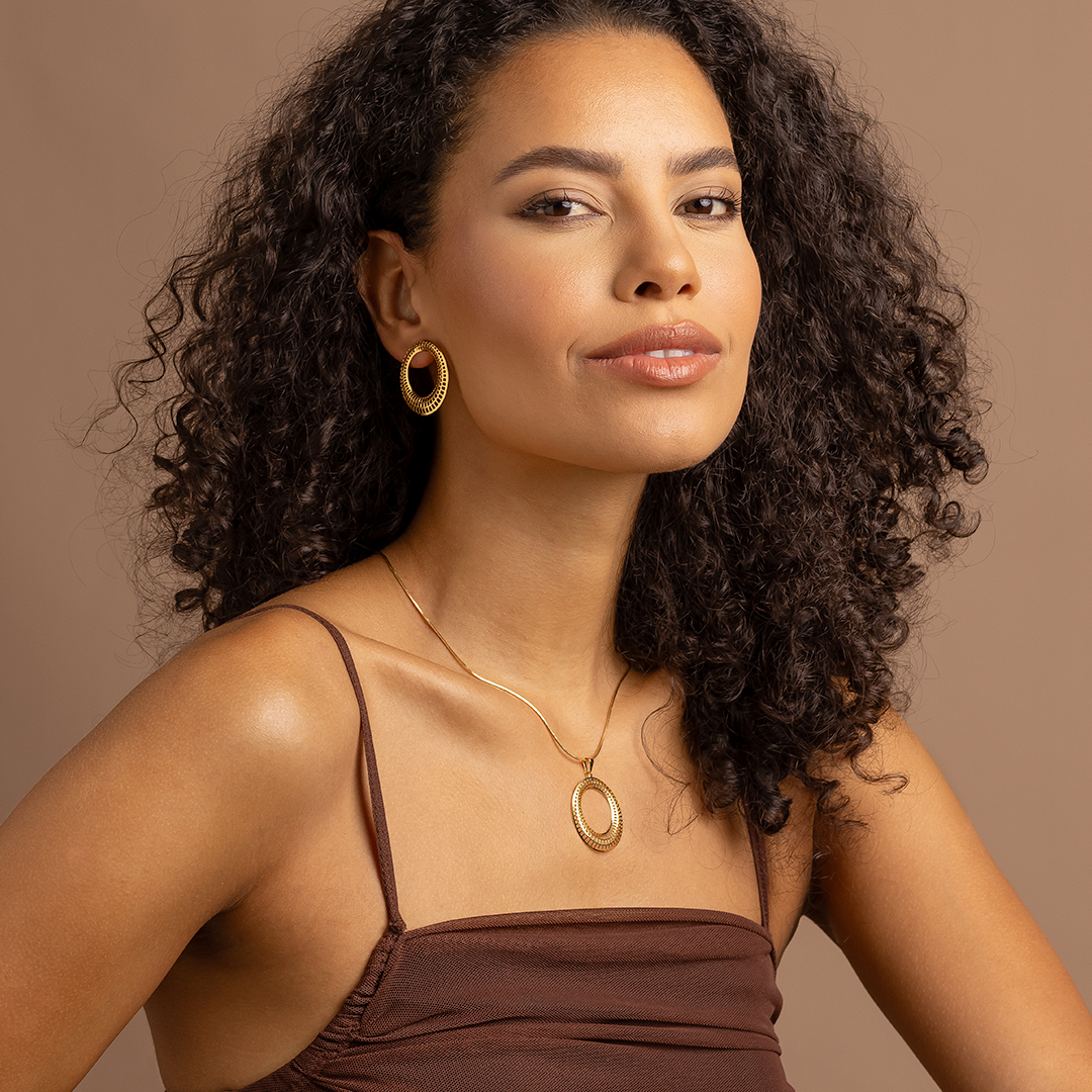 18K Gold Plated Geometric Circle Pendant Necklace – Modern Openwork Disc Necklace for Women