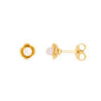 Hypoallergenic children's flower-shaped earring with pearl and petal detail, 18k gold plated.