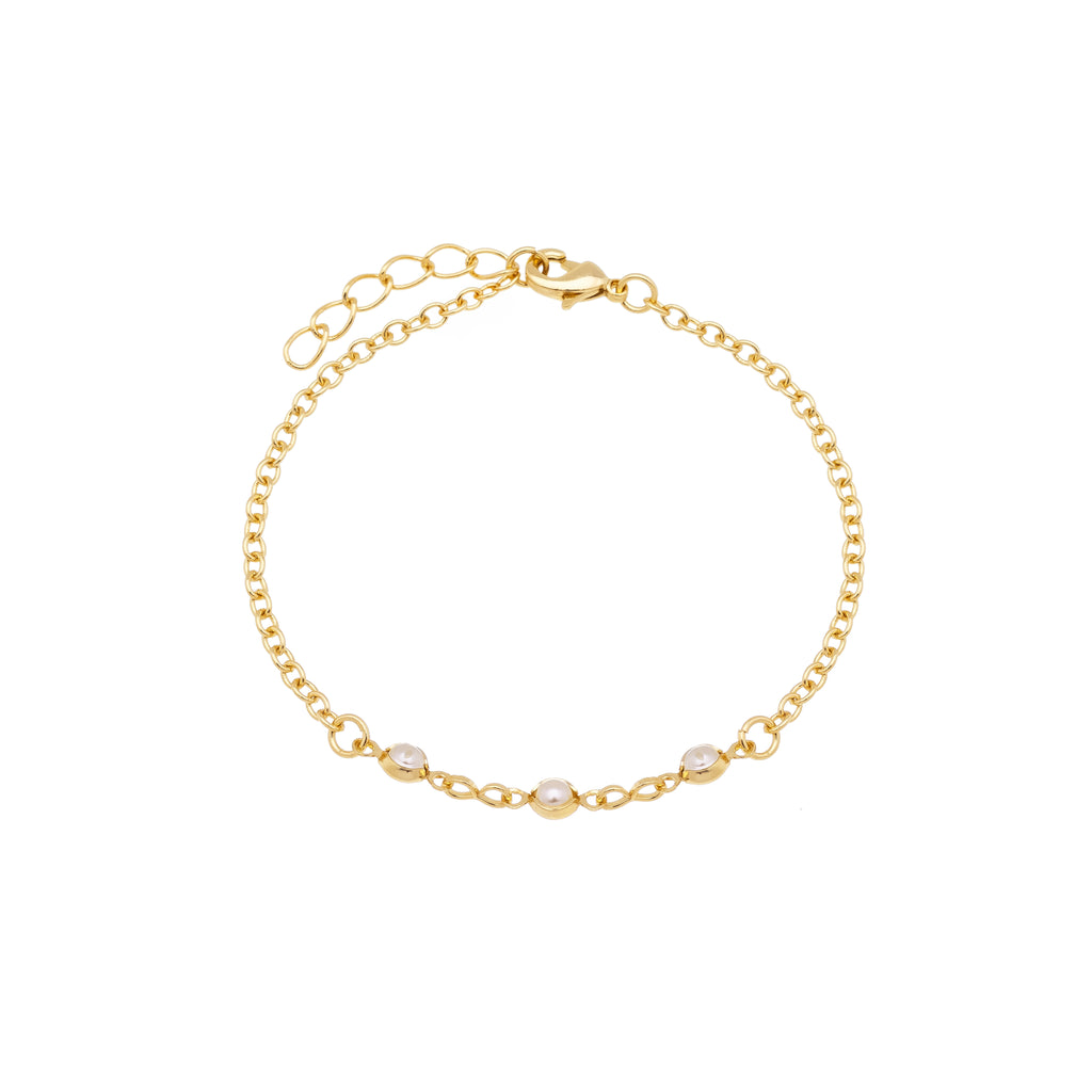 Children's bracelet with three small pearls in the center separated by spaces, 18k gold plated, hypoallergenic.