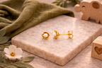 Hypoallergenic children's flower-shaped earring with pearl and petal detail, 18k gold plated.