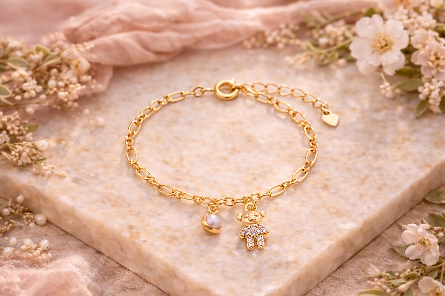 Children's bracelet with a pearl pendant and a teddy bear studded with micro cubic zirconia, plated in hypoallergenic 18k gold.