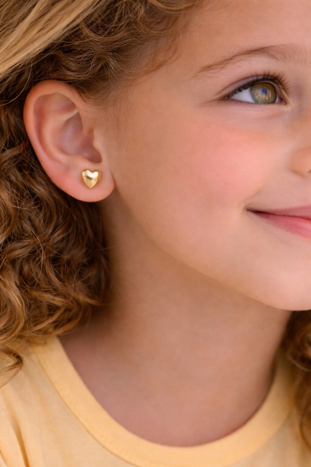 Hypoallergenic children's earring in a heart shape, 18k gold plated.